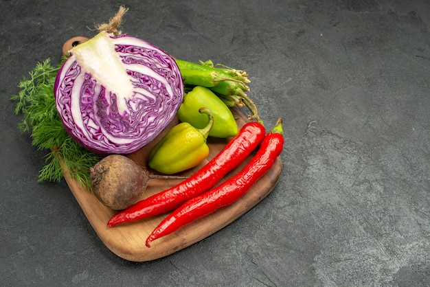 Vooraanzicht gesneden rode kool met andere groenten op donkere tafel gezondheidssalade rijp dieet