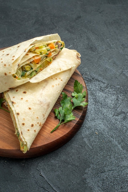 Vooraanzicht gesneden shaurma smakelijke salade sandwich op grijze ondergrond burger pita sandwich salade brood