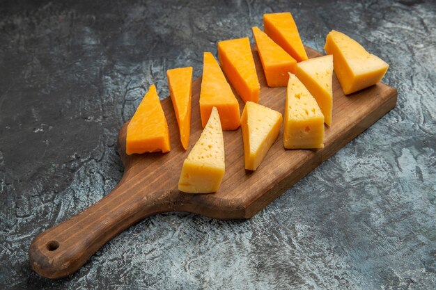 Vooraanzicht gesneden verse kaas op het lichte snackkleurenfotovoedselontbijt