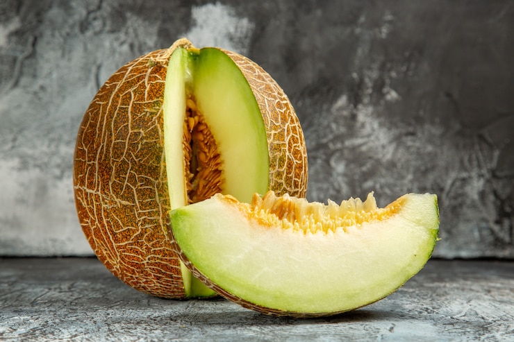 Gratis Foto vooraanzicht gesneden verse meloen op donker-licht bureau zoet fruit zomer zacht