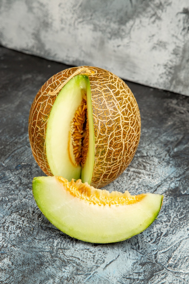 Gratis Foto vooraanzicht gesneden verse meloen op donker-lichte vloer zoet fruit zomer zacht
