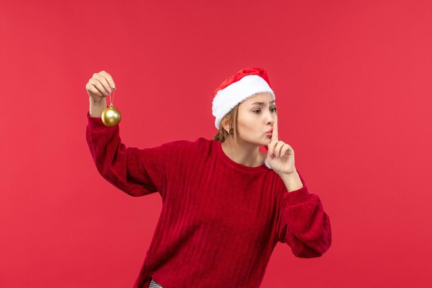 Vooraanzicht gewone vrouw die vraagt om stil te zijn, rode kerstvakantie