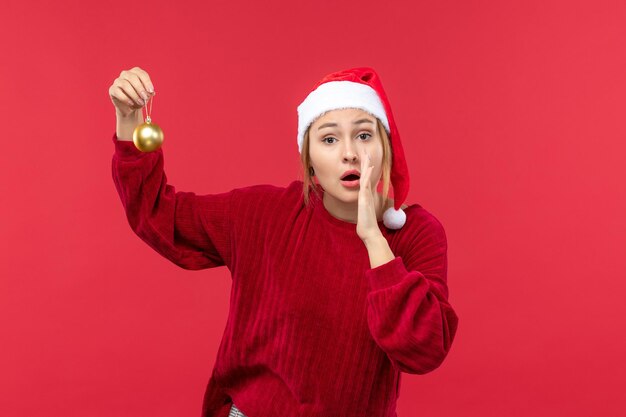 Vooraanzicht gewone vrouw met kerstboomspeelgoed, rode kerstvakantie