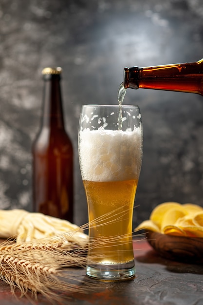 Vooraanzicht glas beer met cips en kaas op een lichte wijn foto alcohol drinken snack kleur