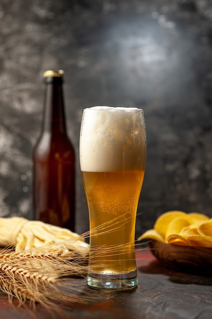 Vooraanzicht glas beer met cips en kaas op lichte wijn foto alcohol snack kleur