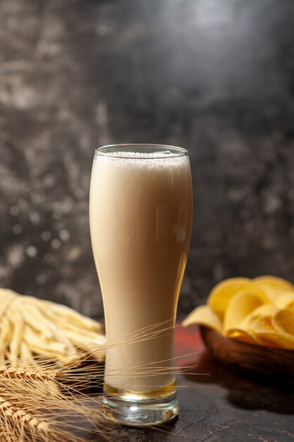 Vooraanzicht glas beer met cips op lichte kleurenfoto alcohol drinken wijn snack