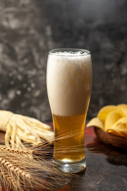 Vooraanzicht glas beer met cips op lichte wijn foto alcohol drankje snack kleur