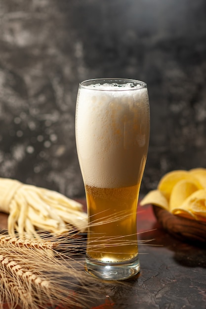 Vooraanzicht glas beer met cips op lichte wijn foto alcohol drankje snack kleur