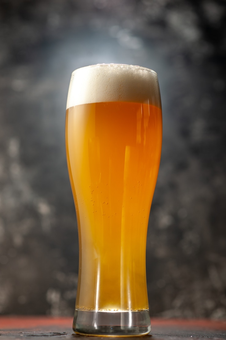 Gratis Foto vooraanzicht glas beer op de lichte snack wijn foto drank kleur alcohol