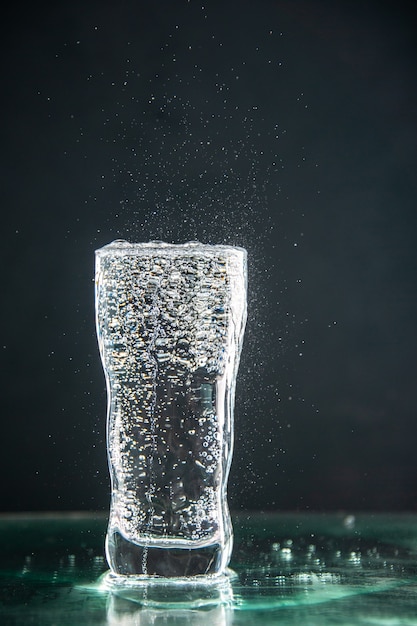 Vooraanzicht glas frisdrank vol op de donkere drank foto champagne kerst water