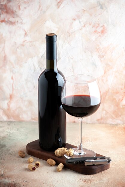 Vooraanzicht glas wijn met fles en chocolade op lichte achtergrond alcohol vakantie bar champagne sap drinken