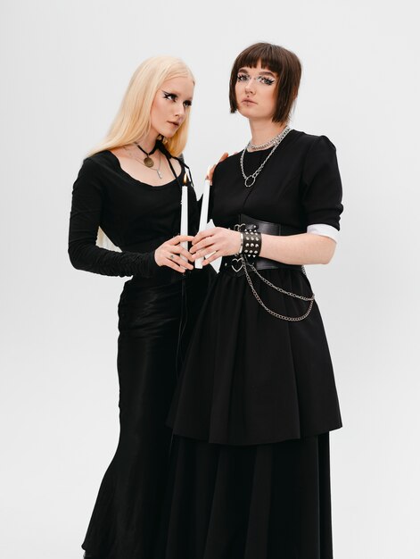 Vooraanzicht gothic meisjes poseren in de studio