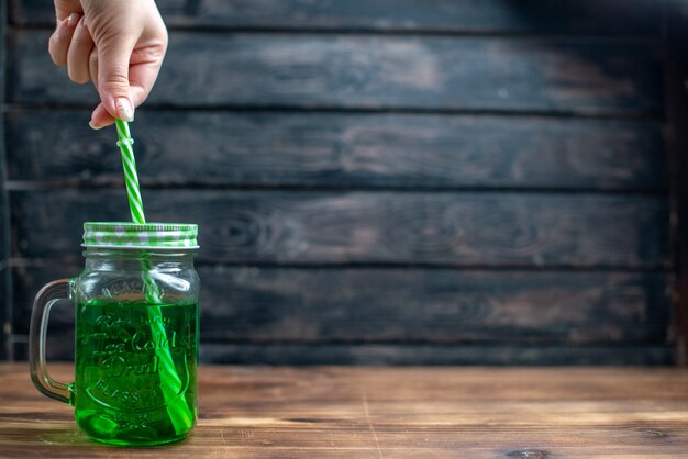 Vooraanzicht groen appelsap in blik met rietje op donker fruit drankje foto cocktailbar kleur