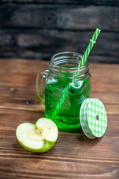 Gratis foto vooraanzicht groen appelsap in blik met verse appels op donker fruit drankje foto cocktailbar kleur