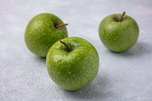 Vooraanzicht groene appels op witte achtergrond