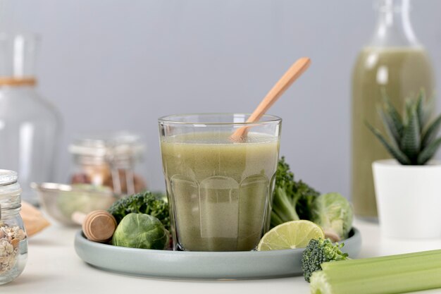 Vooraanzicht groene smoothie arrangement