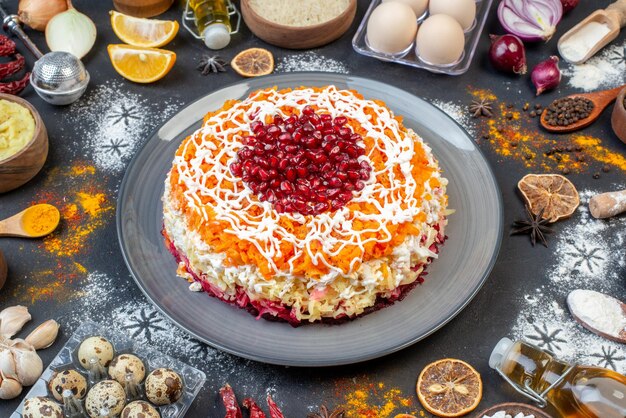 Vooraanzicht groentesalade met granaatappels en verschillende ingrediënten op donker