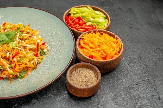 Vooraanzicht groentesalade met ingrediënten op een grijze tafel gezondheidsdieet voedselsalade