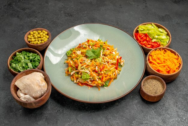 Vooraanzicht groentesalade met ingrediënten op grijze tafel gezondheidssalade dieetvoedsel