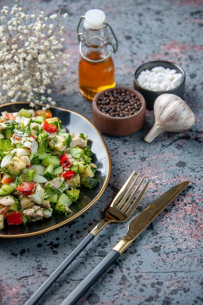 vooraanzicht groentesalade met kruiden en knoflook op donkere ondergrond eten restaurant verse keuken kleur dieet gezondheid