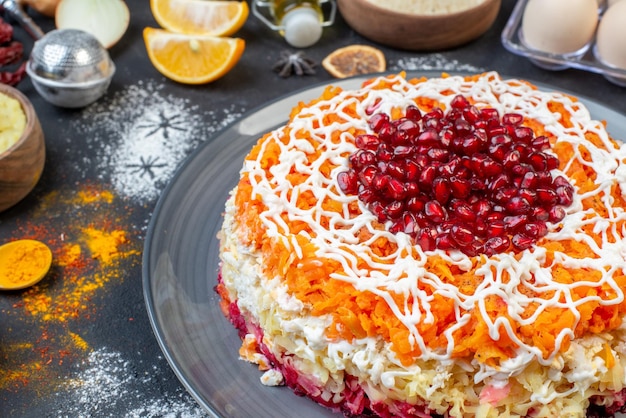 Gratis foto vooraanzicht groentesalade met verschillende ingrediënten op donkere achtergrond lunchsalade nieuwjaarssnackmaaltijd kleur