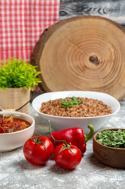 Vooraanzicht groentesoep met boekweit en tomaten op witruimte