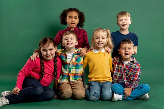 Vooraanzicht groep smiley kinderen