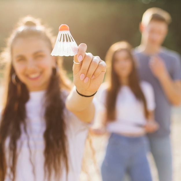 Gratis foto vooraanzicht groep vrienden buitenshuis