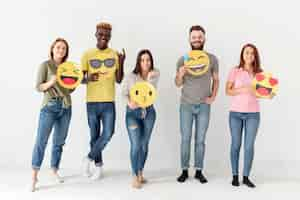 Gratis foto vooraanzicht groep vrienden met emoji