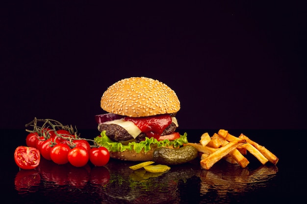 Vooraanzicht hamburger met frietjes