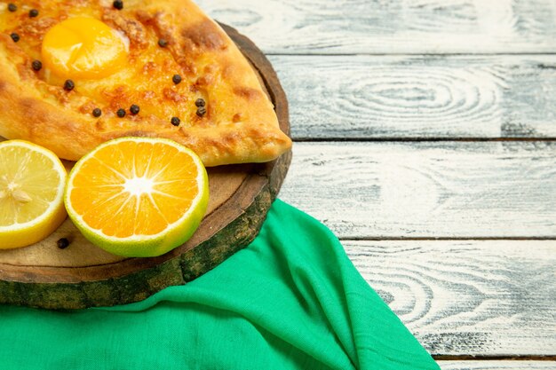 Vooraanzicht heerlijk eierbrood gebakken met kaas op een rustiek grijs bureau