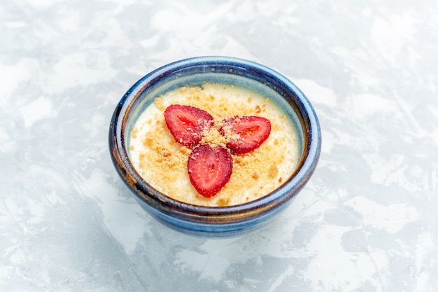 Vooraanzicht heerlijk romig dessert met verse aardbeien op de lichtwitte muur dessertijs zoete fruitsmaak