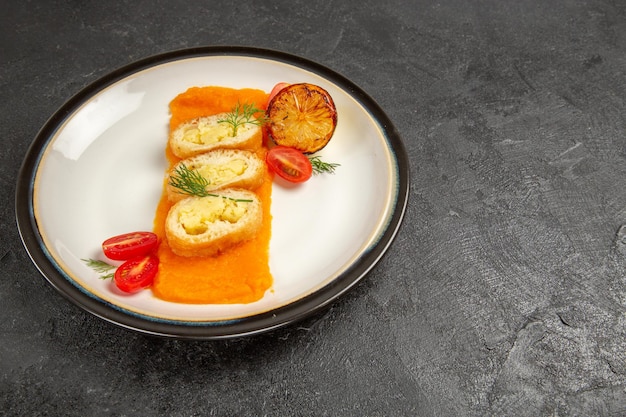 Vooraanzicht heerlijke aardappeltaarten met pompoen binnen plaat op de donkergrijze achtergrond oven bak kleur schotel diner slice