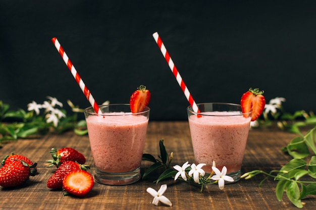 Vooraanzicht heerlijke aardbeien smoothies