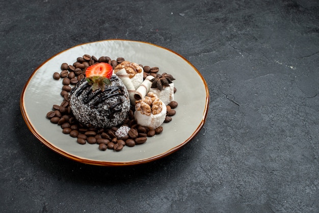 Vooraanzicht heerlijke cake met koekjes en chocoladeschilfers op donkergrijze ondergrond cake suiker bak koekje zoet koekje