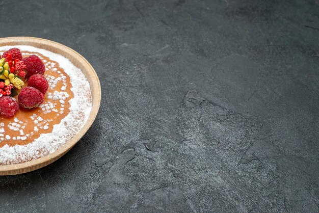 Vooraanzicht heerlijke cake met suikerpoeder en frambozen op grijze achtergrond taart cake fruit berry zoete cookie