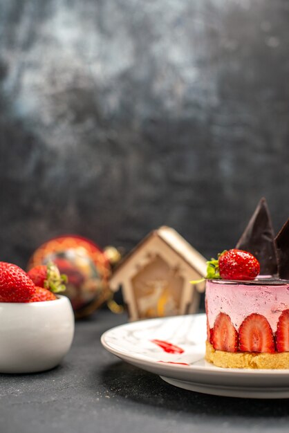 Vooraanzicht heerlijke cheesecake met aardbei en chocolade op ovale plaatkom aardbeien