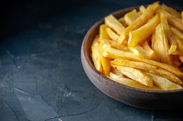 Gratis foto vooraanzicht heerlijke frietjes in plaat op donker