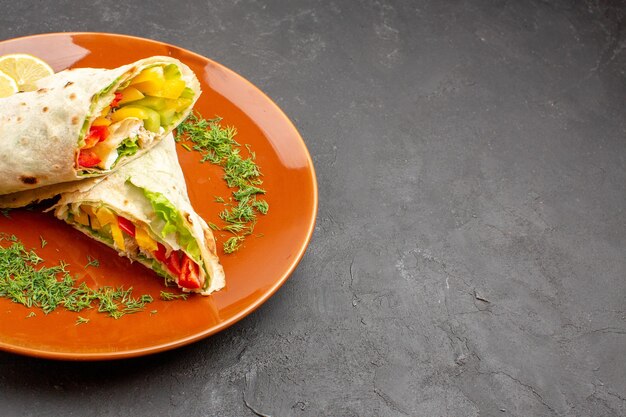 Vooraanzicht heerlijke gesneden shaurma salade sandwich binnen plaat op de donkere ruimte