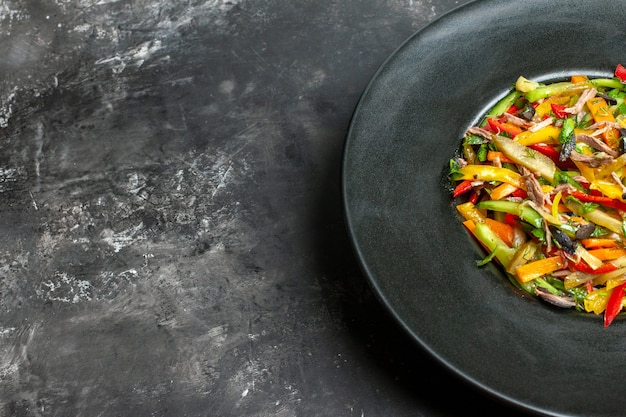 Gratis foto vooraanzicht heerlijke groentesalade binnen bord op de grijze tafel