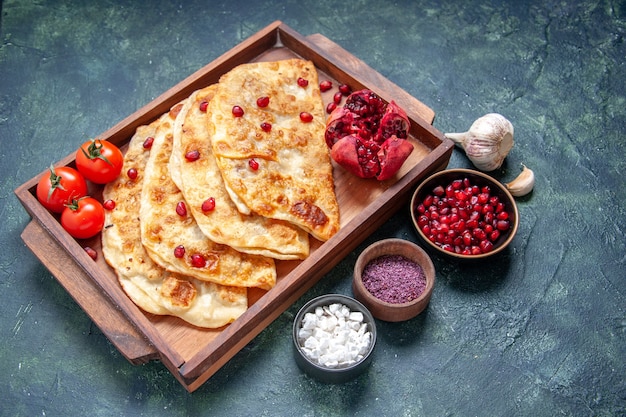 Vooraanzicht heerlijke gutabs dunne hotcakes met vlees binnen bureau op donkere hotcake oven maaltijd deeg taart kleur gebak cake