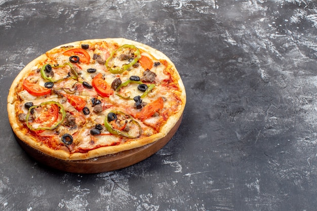 Vooraanzicht heerlijke kaas pizza op grijze ondergrond