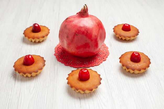 Vooraanzicht heerlijke kleine cakes op wit het dessertkoekje van de bureau het zoete cake