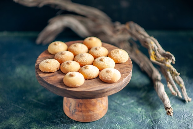 Vooraanzicht heerlijke koekjes op een donkerblauwe koekjeskoekje zoete cake taart suiker kleur