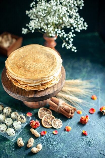 Vooraanzicht heerlijke pannenkoeken met melk op donker dessert ontbijt honing cake melk zoete ochtendtaart hotcake