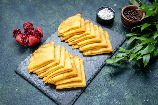 Vooraanzicht heerlijke pannenkoeken op blauwe kleur gebak bak taart ontbijt deeg zoete cake