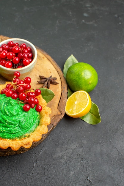 Vooraanzicht heerlijke romige cake met fruit