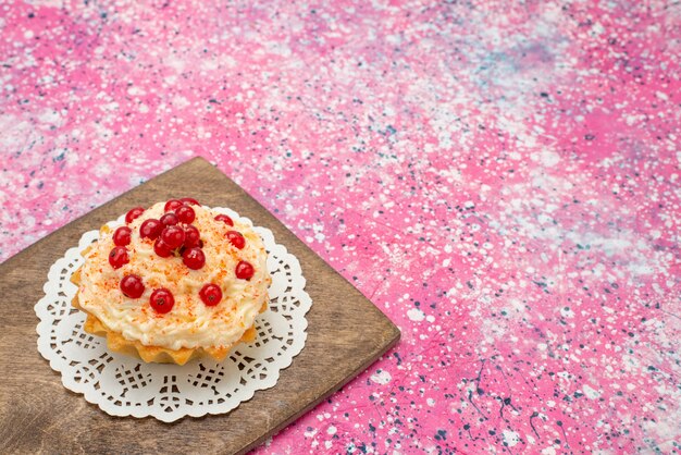 Gratis foto vooraanzicht heerlijke ronde cake met verse rode veenbessen op de paarse bureausuiker