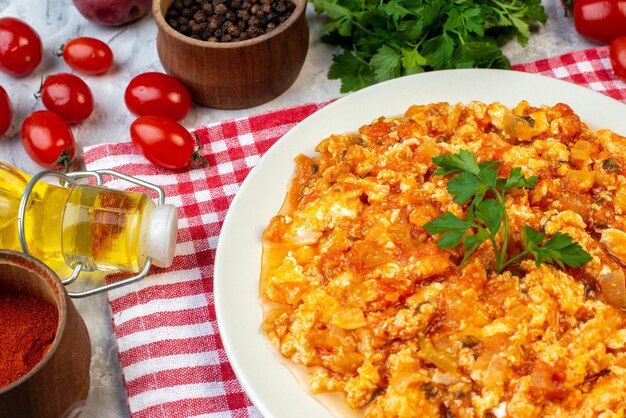 Vooraanzicht heerlijke tomatenomelet met greens en verse groenten op witte achtergrond ochtendbrood melk lunch kleur