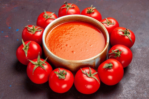 Vooraanzicht heerlijke tomatensoep met verse tomaten op donkere ruimte